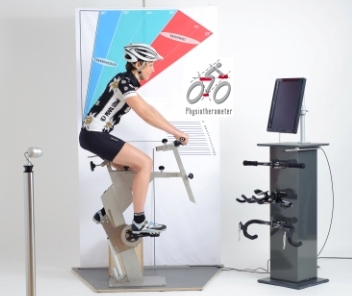 Frau auf Physiotherameter